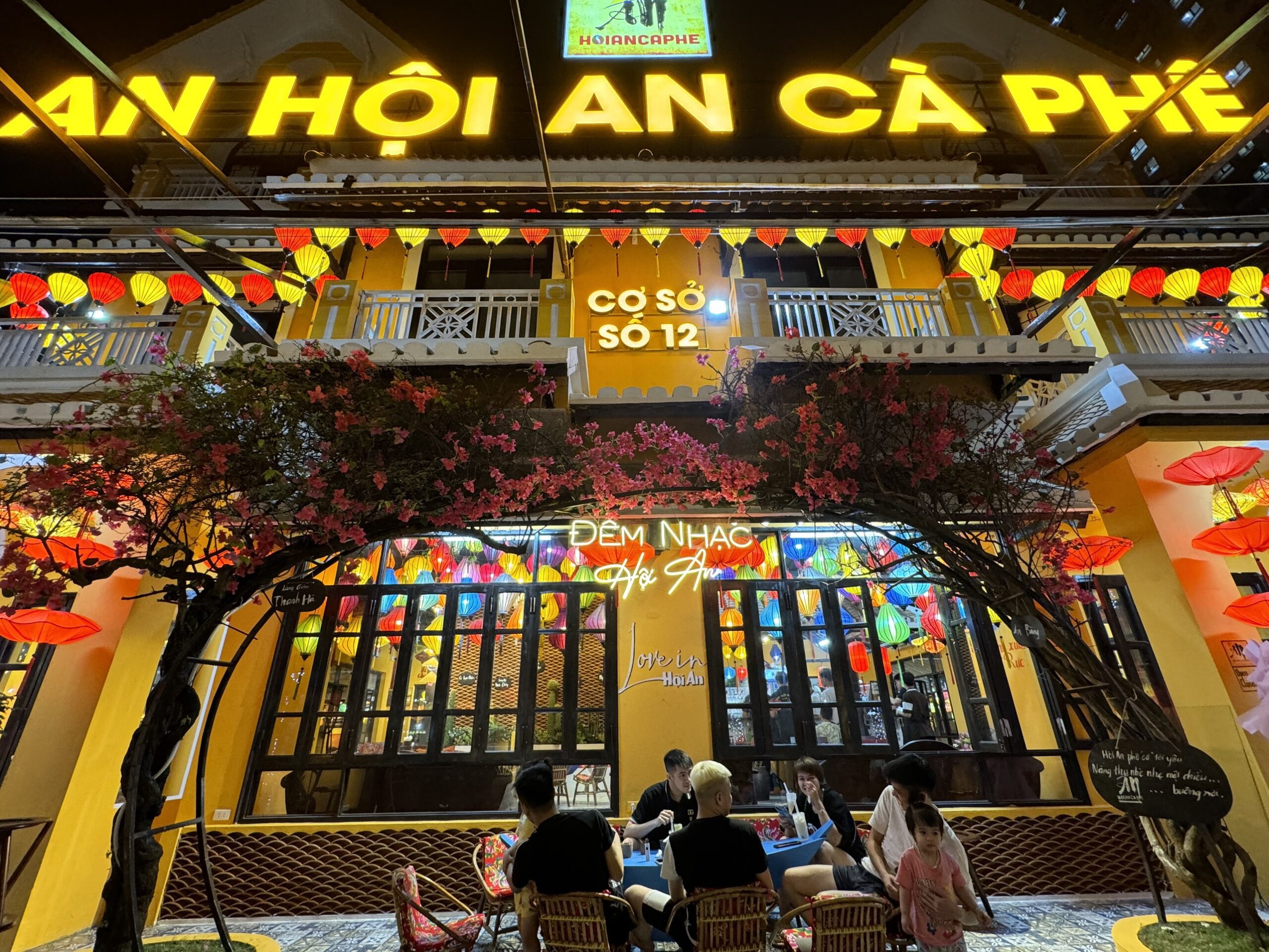 QUẦY PHA CHẾ HIỆN ĐẠI TRONG KHÔNG GIAN AN HỘI AN MANG PHONG CÁCH HÀ ĐÔNG